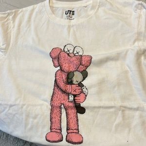 Medium UNIQLO X KAWS collab tshirt